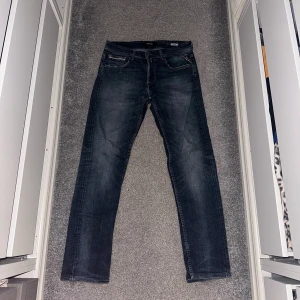 Replay jeans - Mörkblå replay jeans modell: Grover i storlek 31. Sjukt bra skick Perfekta till våren, pris:399 kr, skriv vid frågor!