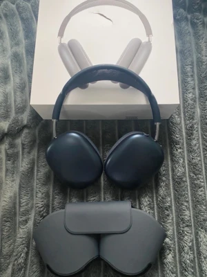 Apple AirPods Max blå hörlurar - Snygga Apple AirPods Max i blå färg med stilren design och mjuka öronkuddar. Hörlurarna har en metallbåge och meshband för extra komfort. Medföljer originalfodral, laddkabel och förpackning.