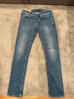 Dondup George  - Säljer ett par dondup George i storlek W31 i fint skick, jeansen är i 9/10 skick nästan aldrig använda 