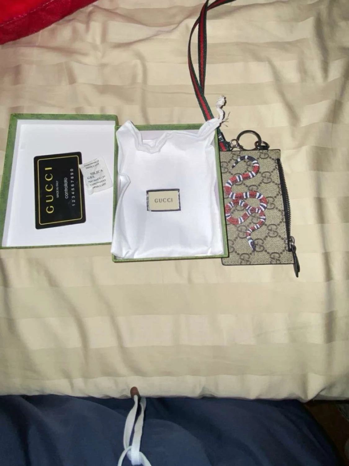 Beige plånbok med orm och monogram