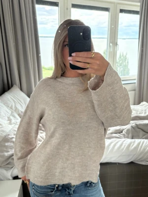 Beige stickad tröja - Jättefin stickad tröja som jag inte använder längre, i princip ny. Storlek S, skriv vid frågor och funderingar🥰