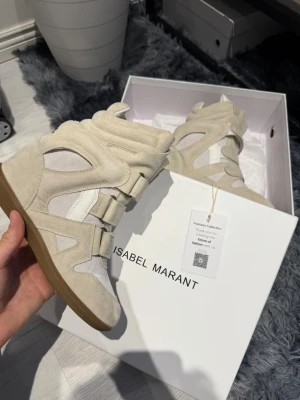 (37) Isabel Marant vita/krämfärgade snöstövlar - Size 37. Condition: just as new. 100% real, authenticated through Vestitiaire Collective :)