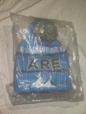 One wear Åre mössa - Säljer en ljusblå stickad mössa oanvänd från Onewear priset går att diskutera:) hare bra!