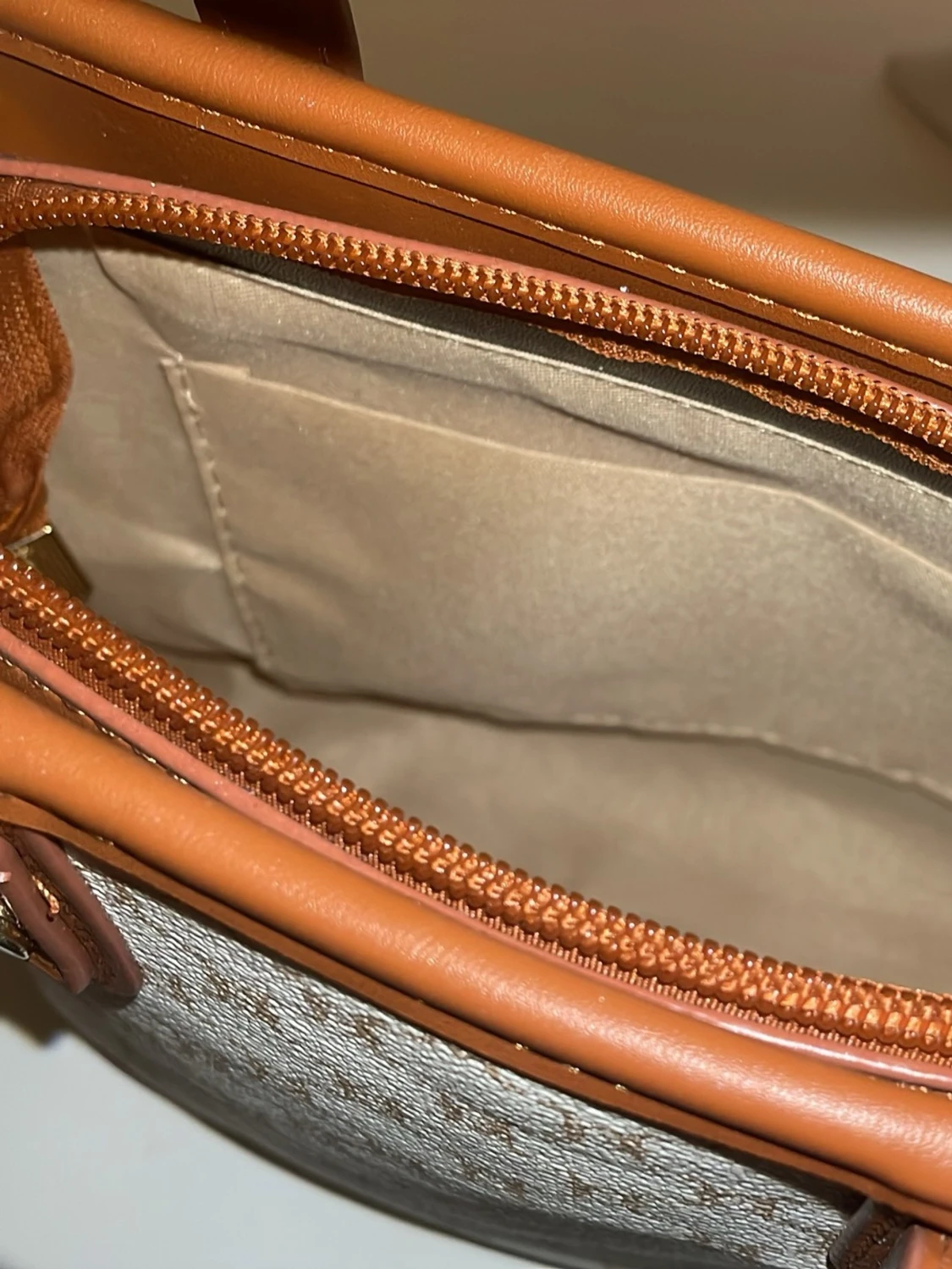 Elegant Vit & Beige handväska med monogrammönster - 3