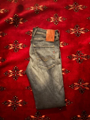 REPLAY ANBASS - (LÄS HELA) Tjena! Säljer nu dessa as feta replay anbass i strl 31/32 används max 3 gånger därför är priset lite högre 🙌🏼 Jeansen är köpta på mos i Stockholm för stabila 1599kr😬 säljer ganska tvärt eftersom jeansen inte passade lika bra som jag trodde de skulle göra🤷 Tveka inte att höra av dig vid minsta fundering😁 //nils