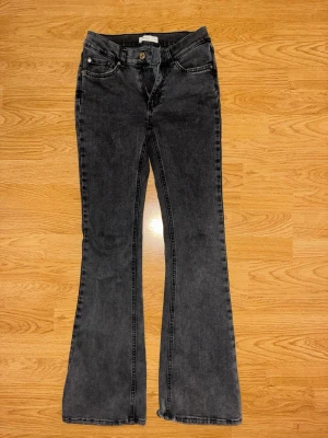 gråa  bootcut jeans från Perfect Jeans - Snygga svarta bootcut jeans från gina. tillverkade med lite stretch (obs litet hål under rumpan/bakfickan)