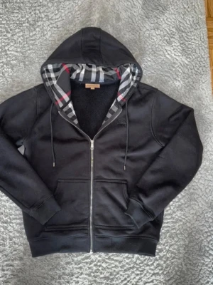 Burberry tjocktröja - Denna tröja är sprillans ny och har bara testat den en gång. Den är tyvärr inte äkta men väldigt bra kvalitet. Säljer pga storlek