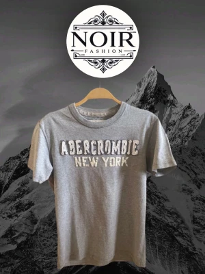 Grå Abercrombie t-shirt - kollar intresset på denna asfeta och coola abercrombie t-shirt som passar någon 170-180