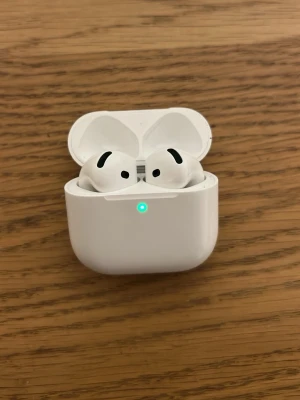 Apple AirPods Pro med laddningsetui - Säljer ett par vita Apple AirPods Pro med trådlöst laddningsetui. Hörlurarna passar perfekt för dig som vill ha grymt ljud och brusreducering. Smidig att ta med överallt tack vare det lilla fodralet.
