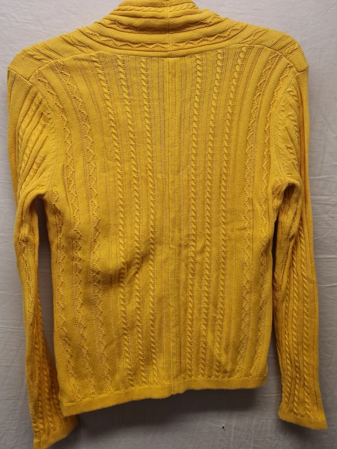 Gul stickad kofta med fickor - 1