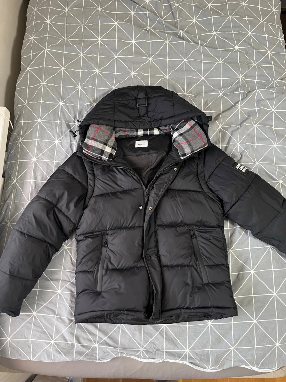 Svart pufferjacka med huva