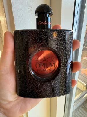 Bleck opium doften - Allt är som på bilden. Mama Box ber dig att vara försiktig med varorna, då vi inte accepterar returer. Doften varar i upp till 24 timmar.