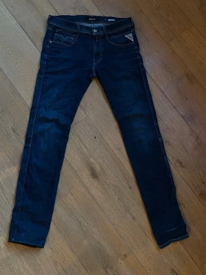 Mörkblå slim jeans från Replay - Säljer ett par mörkblå jeans från Replay med smal passform. Materialet är denim med stretch och är väldigt bekväma 