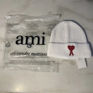 Amii Mössa - Säljer en helt ny vit mössa i perfekt skick. Aldrig använd. Stilren och enkel modell som passar till vardags – unisex.  📌 Detaljer: • Skick: Helt ny / oanvänd • Storlek: One size • Färg: Vit • Passform: Bekväm  💰 Pris: kan diskuteras vid snabb affär  📦 Frakt: skickas direkt efter köp (köparen står för frakt)