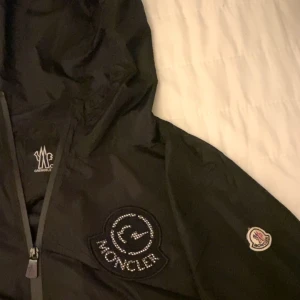 Moncler Vind jacka  - Säljer min killes jacka som var för liten för honom.  Den är i storlek S, passar även M.