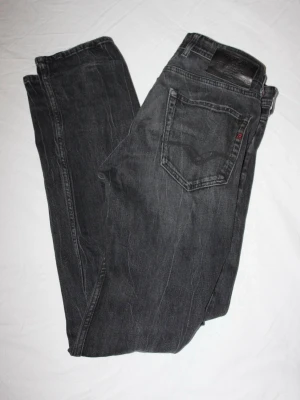 Svarta jeans från Replay Grover - Säljer ett par svarta jeans från Replays modell Grover. Klassisk femficksdesign, rak passform och diskret tvättad look.