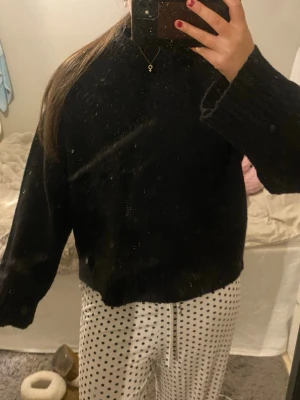 Svart stickad tröja  - Mysig svart stickad tröja från Gina Tricot i storlek XS. Tröjan har rund halsringning, breda ribbade muddar vid ärmslut. Passar till allt. Super bra skick då den knappt är använd 