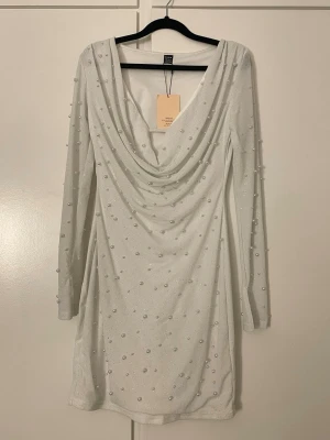 Vit klänning med pärlor - Aldrig använd 