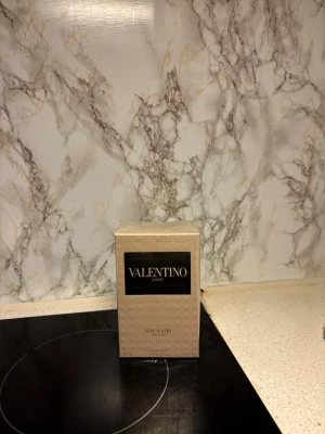 Valentino Uomo Born In Roma EdT 100ml - Valentino Uomo Born In Roma Eau de Toilette för män i en lyxig beige kartong med svart och guld detaljer. Flaskan rymmer 100 ml och doften är modern och maskulin, perfekt för dig som vill ha en exklusiv parfym från ett välkänt modehus. KVITTO FINNS ORGINAL FRÅN KICKS. 