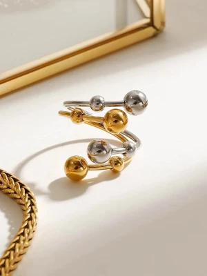 Ring i Stål med 18K Pvd Guld, Silver Stål, Vattentålig - DANICA - Smycket är hypoallergent och vattentåligt – perfekt för daglig användning, även i dusch, träning eller på resa och är lämpliga även för känslig hud.  För att bevara glans och färg så länge som möjligt, undvik kontakt med starka kemikalier såsom parfym och rengöringsmedel. Förvara torrt när det inte används.  Material: Rostfritt stål Plätering: 18k guldplätering (PVD) & Högpolerad finish direkt på stålets originalfärg Storlek: One size (Ca 7) Vikt: 5-6 g