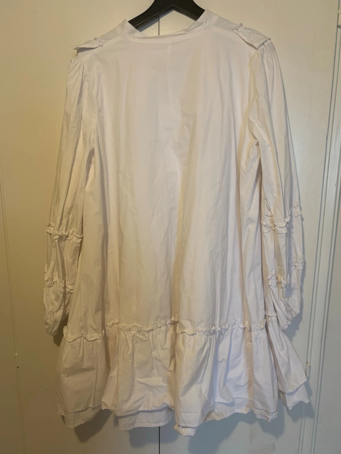 Vit volangklänning med knappar - 1