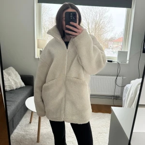 Beige oversized teddyjacka - Använd några gånger men är i bra skick