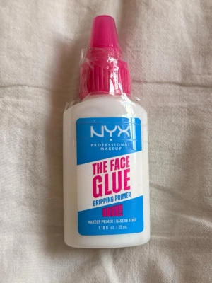 NYX The Face Glue Gripping Primer - NYX Professional Makeup The Face Glue Gripping Primer är en vit primer i plastflaska med rosa skruvkork. Primern har en gel-liknande konsistens och ger ett extra grepp för sminket. Flaskan rymmer 35 ml och har en tydlig blå och rosa etikett. Köpte 2 av denna och märkte att den inte passade min hud så därav säljer jag denna som är oöppnad. 
