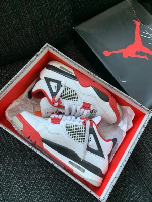 Air Jordan 4 Fire Red - Äkta Jordan 4:or köpta 2021. Använd två gånger. Kvitto finns