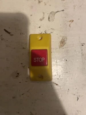 STOP-knapp i plast, röd och gul - En klassisk och väldigt sällsynt STOP knapp från Västtrafiks mycket välkända linje 510. Från Heden till Partille via Utby. Priset är inte hugget i sten, hör även av er om ni har några frågor ;)