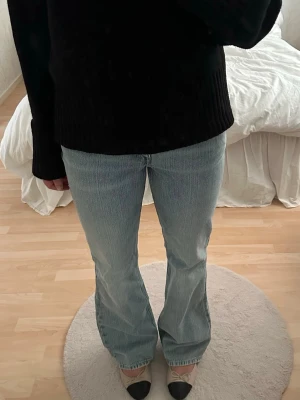Jeans - Lågmidjade Bootcut jeans från Weekday i nyskick 