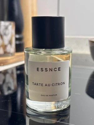 ESSNCE Tarte au Citron parfym - Fräsch parfym från ESSNCE med doft av citronpaj. Endast testad för att känna lukten. Köp den av mig lite billigare än hos Essnce!