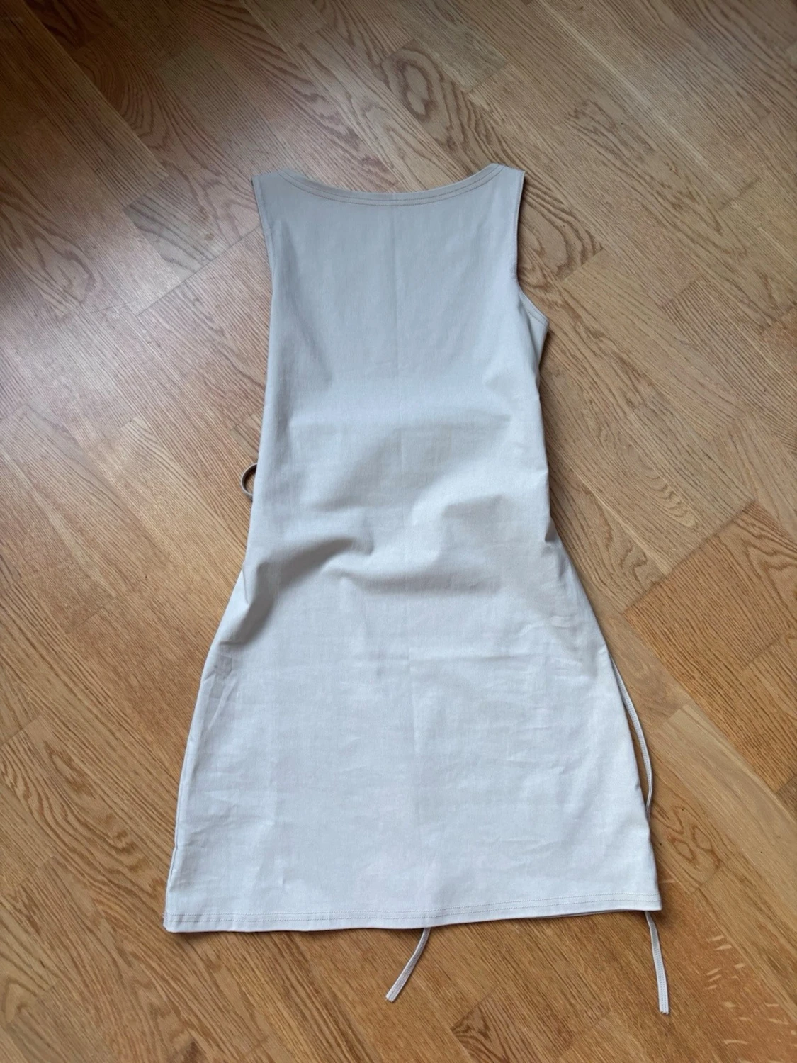 Beige ärmlös kortklänning med knyt - 3