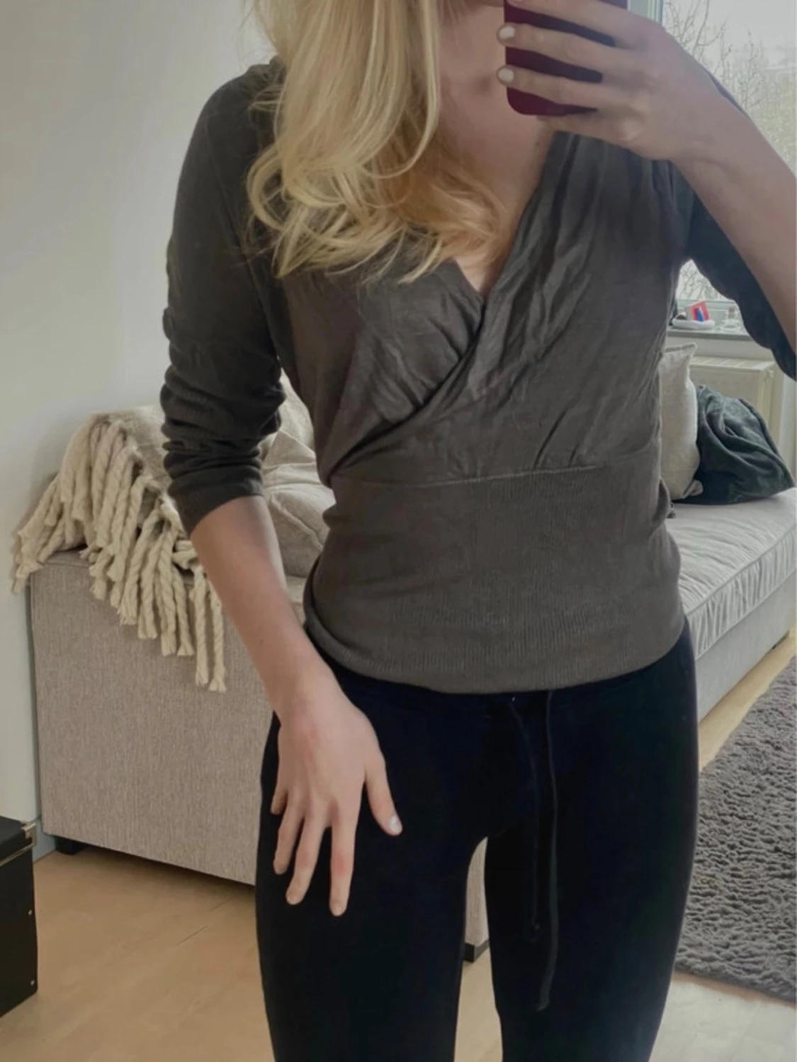 Mörkgrå omlottopp med långa ärmar