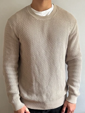 Massimo dutti stickad tröja - Säljer den här jätte snygga stickade tröjan från Massimo dutti i storlek M. Priset är inte fast utan kan diskuteras!