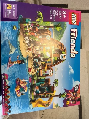 Lego kit - Detta LEGO-set har varit uppbyggt men är nu noggrant nedmonterat steg för steg och sorterat tillbaka i originalpåsar med rätt numrering (1, 2, 3 osv.), precis som när det var nytt. Alla instruktioner medföljer, så det är enkelt att bygga upp igen från början.  🔹 Alla delar finns med 🔹 Delarna är sorterade i rätt numrerade påsar 🔹 Instruktionsböcker ingår 🔹 Alla klistermärken är redan korrekt placerade på rätt delar (inga lösa dekaler)  Ett perfekt set för dig som vill ha känslan av att bygga frå