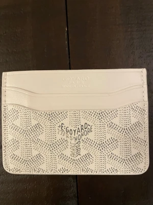 Vit korthållare  - Helt ny, vit korthållare. Låda medföljes.