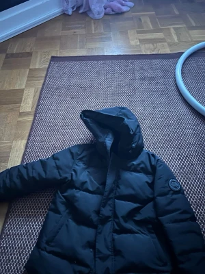 Svart dunjacka från Canada Goose - Säljer en svart dunjacka från Canada Goose st S helt ny
