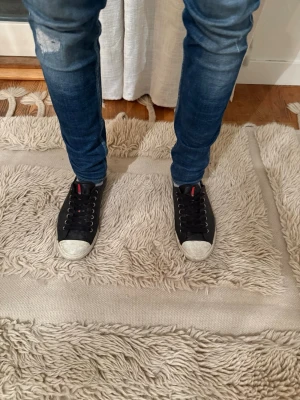 Prada skor  - Tjabba! Säljer nu dessa goa Prada skor som är perfekt nu till våren/ sommaren! Dom är i storlek uk9 vilket motsvarar 42! Dom är i ett bra skick, inga defekter bara lite smutsiga! Om ni har några tankar  eller funderingar så är det bara att höra av sig!😁