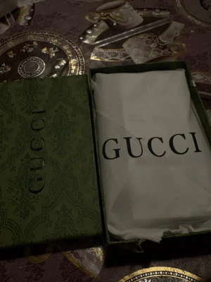 Gucci Dionysus GG Supreme handväska - Säljer en Gucci Dionysus handväska i GG Supreme canvas med klassiskt monogrammönster. Väskan har en snygg silverfärgad tigerhuvud-detalj på spännet och beige/bruna detaljer. Kommer med originalbox och dustbag.