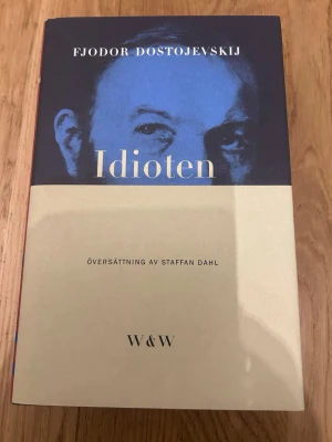 Idioten av Fjodor Dostojevskij - En klassisk roman av Fjodor Dostojevskij i inbunden utgåva med blått och beige omslag. Boken är på svenska och utgiven av Wahlström & Widstrand. Perfekt för dig som gillar rysk litteratur och djupa karaktärsskildringar. Helt ny.