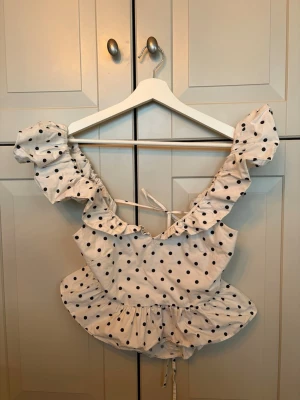 Prickig volangtopp - Prickig volangtopp med knytning i ryggen! Jättesöt! Inga tecken på användning.