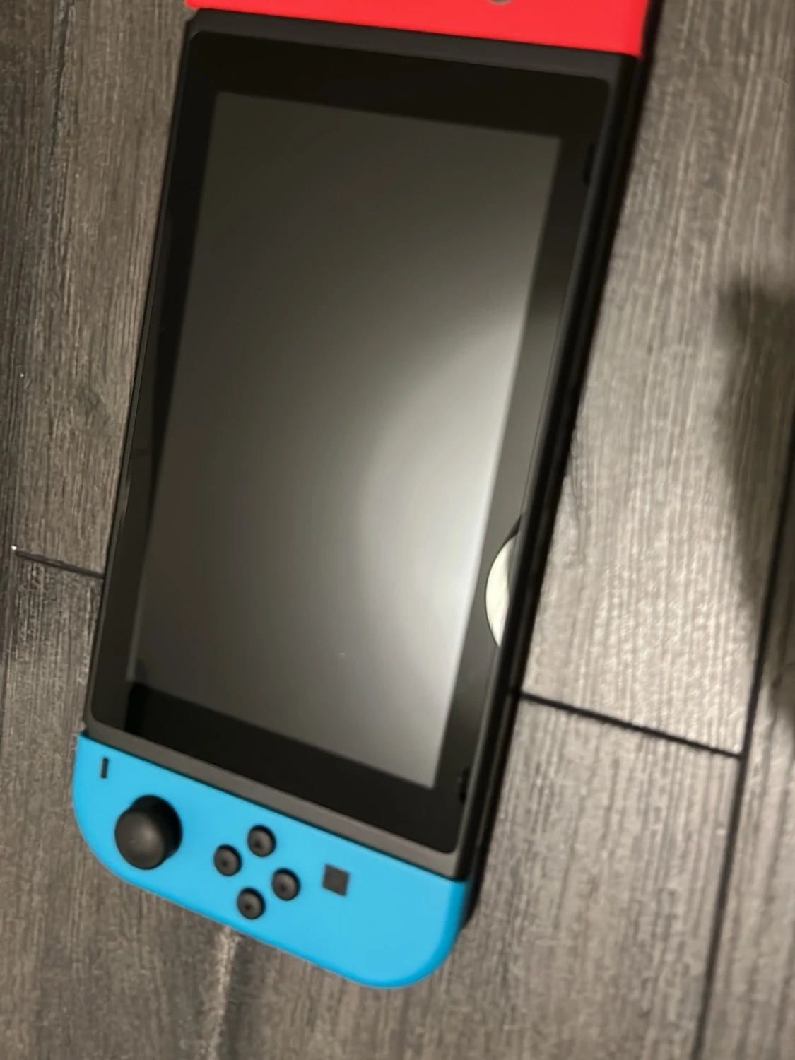 Nintendo Switch med neonröda och blå Joy-Con - 1