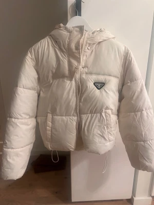 Prada bufferjacka - Säljer min Prada bufferjacka används inte längre, har använt några par gånger men allt är helt nytt