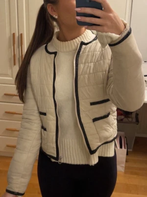 Krämvit jacka med svarta detaljer - Snyggaste jackan med svarta detaljer och dragkedja fram! Bra skick💕💕Står storlek M, men passar xs/s