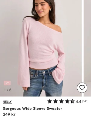 Ljusrosa off shoulder tröja Nelly - Trendig ljusrosa tröja från Nelly med breda ärmar och off shoulder-design. Mjuk och stretchig passform som sitter snyggt i midjan. Perfekt för dig som gillar en stilren men ändå unik look💕är aldrig använd så har prislappen kvar                                           Nypris: 349 kr 