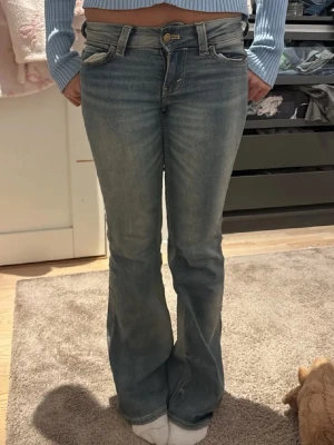 Helt nya blå bootcut jeans från Cheap Monday - Snygga blå bootcut jeans från Cheap Monday. Har tagit bort lappen där bak! Pris kan diskuteras vid snabb affär 