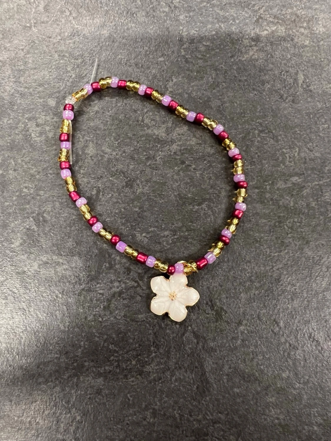 Färgglatt pärlarmband med blomma, storlek M