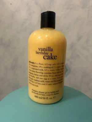 Philosophy Vanilla Birthday Cake duschgel - Endast luktad på. En stor flaska duschgel, schampo och bubbelbad i ett från Philosophy med doft av vanilj och birthday cake. Flaskan är gul med svart text och rymmer 480 ml. Perfekt för dig som älskar söta dofter i badrummet.