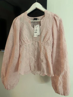 Rosa broderad blus med puffärm - Superfin slutsåld blus från Gina Tricot i storlek S! Aldrig använd & prislapp kvar🥰