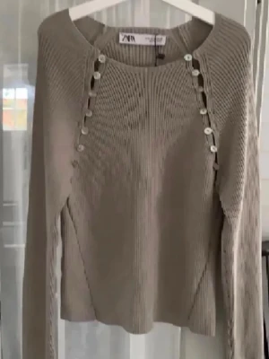 topp med knappar från zara !! - så snygg eftertraktad tröja från zara ! storlek L men väldigt liten i storlek och passar xs-m ! tredje bilden är hur den sitter 🩵 pris kan diskuteras vid snabbt köp! 